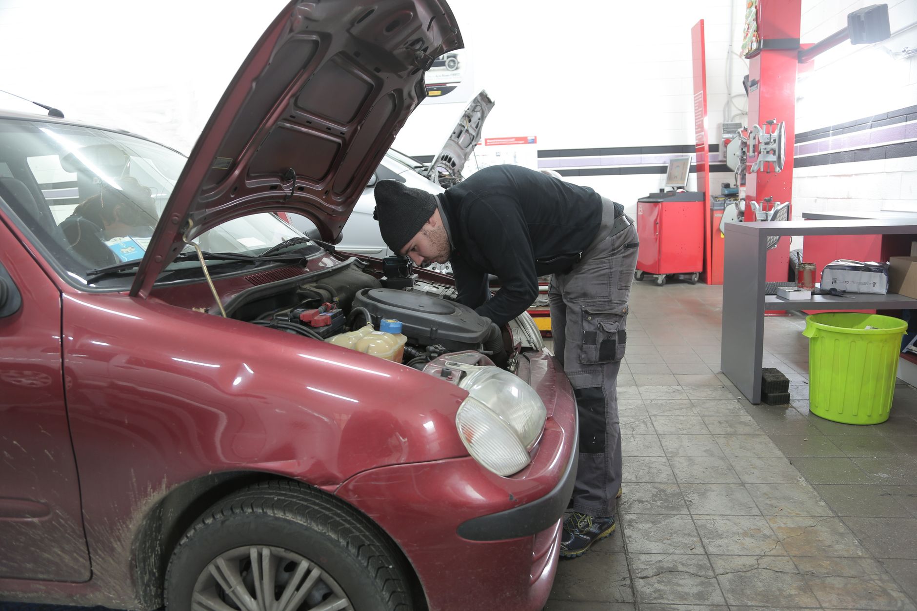 Réparation voiture équipe à La Roche-sur-Yon